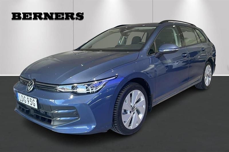 Mörkblå (blå) Ny 2024 VW Golf VIII Life Kombi | 324 900 kr (Marknadspris) - Bild 1/4