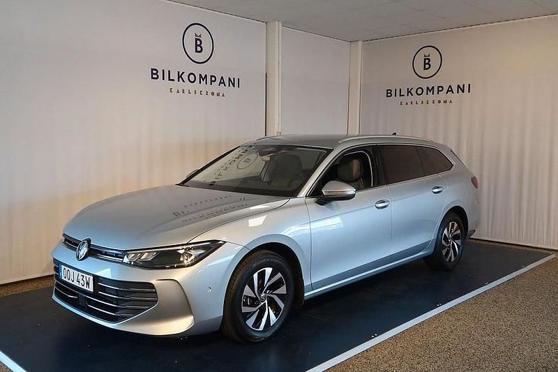 Silver Begagnad 2024 VW Passat Kombi | 359 800 kr (Dyr) - Bild 1/4