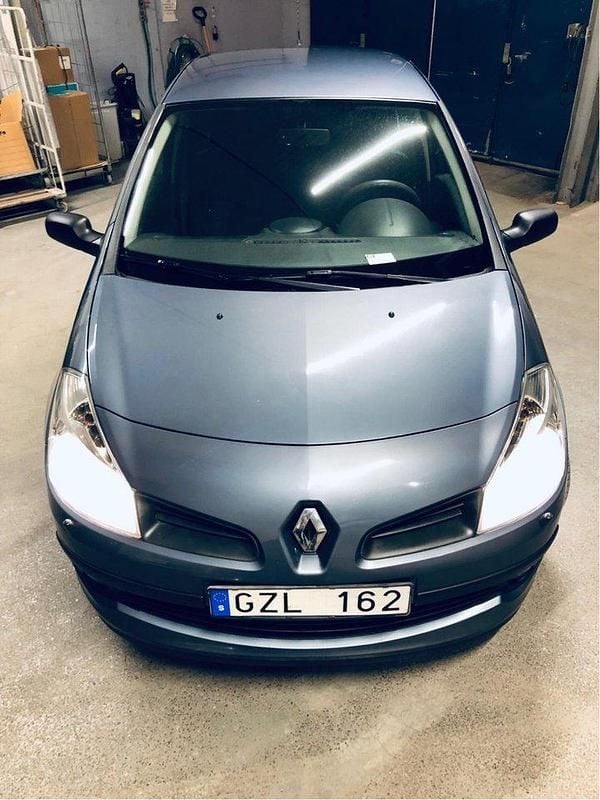Blå Begagnad 2008 Renault Clio R.S. Halvkombi | 27 000 kr (Marknadspris) - Bild 1/4