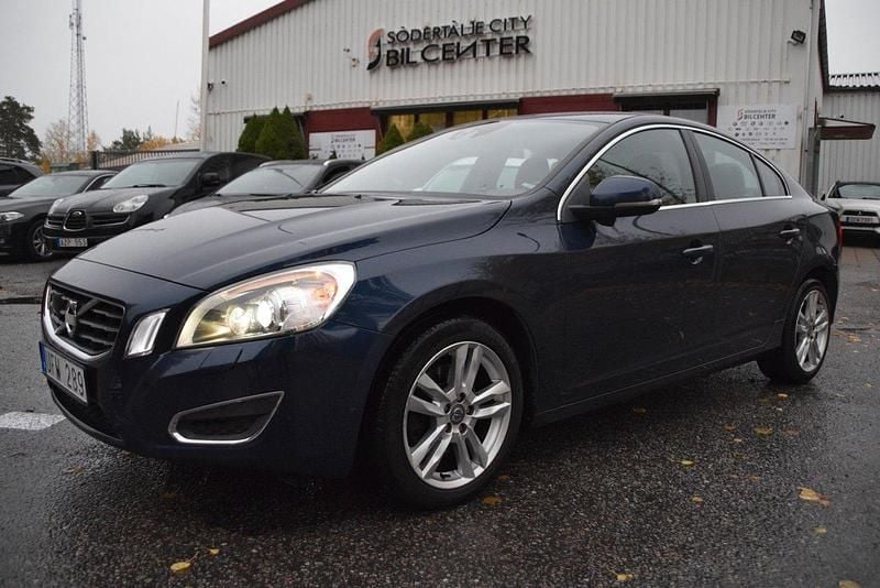 Blå Begagnad 2010 Volvo S60 Summum Sedan | 139 900 kr (Marknadspris) - Bild 1/4