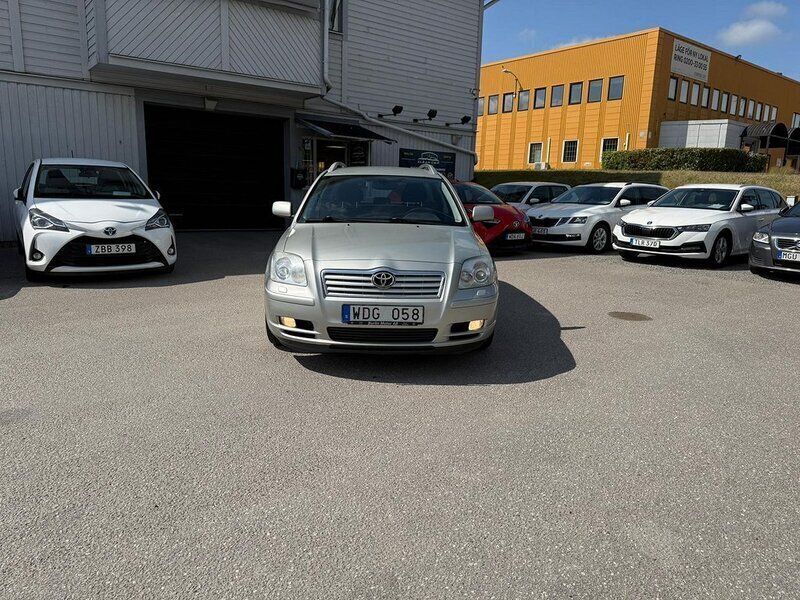 Silver Begagnad 2004 Toyota Avensis Kombi | 15 900 kr - Bild 1/4