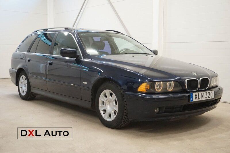 Mörkblå (blå) Begagnad 2001 BMW 520 Kombi | 34 900 kr (Marknadspris) - Bild 1/4