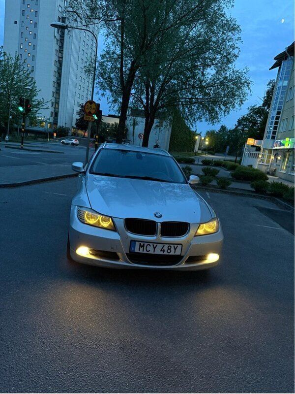 Silver Begagnad 2011 BMW 320 Kombi | 69 900 kr (Bra pris) - Bild 1/4