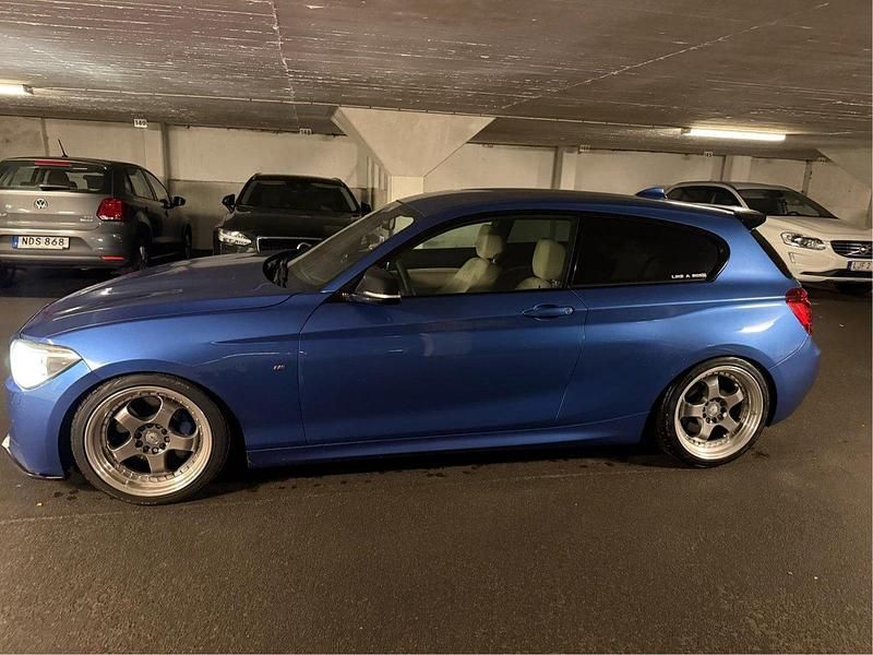 Blå Begagnad 2014 BMW M135 Halvkombi | 190 000 kr (Bra pris) - Bild 1/4