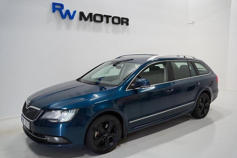 Mörkblå (blå) Begagnad 2013 Skoda Superb Ambition Kombi | 89 700 kr (Marknadspris) - Bild 1/4