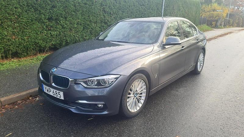 Grå Begagnad 2018 BMW 330e Luxury Line Sedan | 229 000 kr (Marknadspris) - Bild 1/4