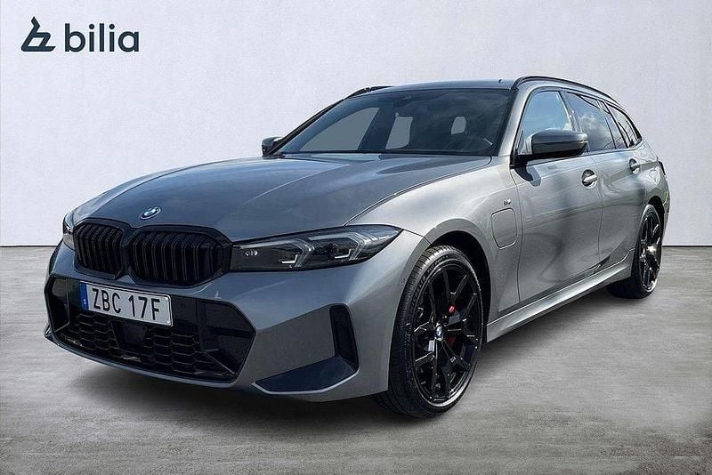 Grå Begagnad 2024 BMW 330e M Sport Kombi | 549 000 kr (Lite dyr) - Bild 1/3