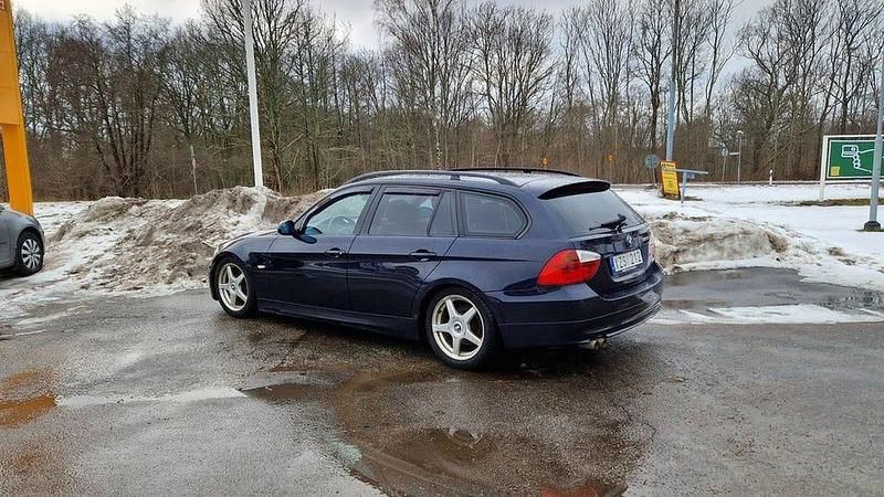 Begagnad BMW 325 Advantage 218 HK (160 kW) 2006 Blå Kombi