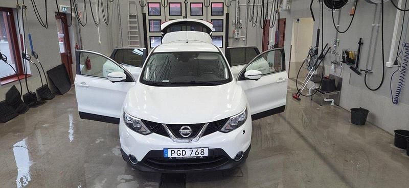 Vit Begagnad 2017 Nissan Qashqai SUV | 140 000 kr (Marknadspris) - Bild 1/4