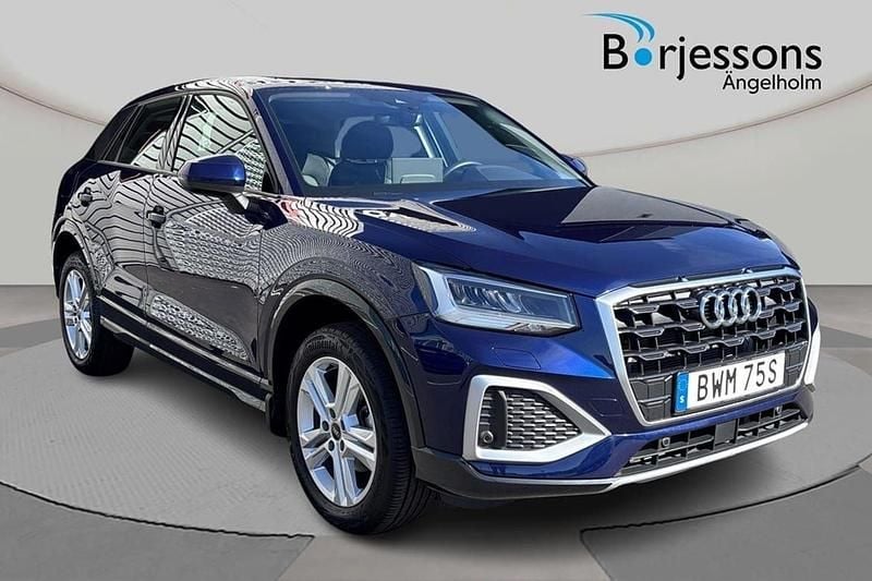 Navarrablå metallic Begagnad 2024 Audi Q2 Advanced Plus SUV | 289 000 kr (Marknadspris) - Bild 1/4
