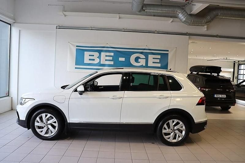 Vit Begagnad 2023 VW Tiguan Elegance SUV | 369 900 kr (Marknadspris) - Bild 1/4