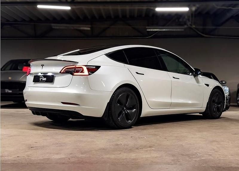 Begagnad Tesla Model 3 Standard Range Plus 239 kW (325 HK) 2020 Vit Sedan