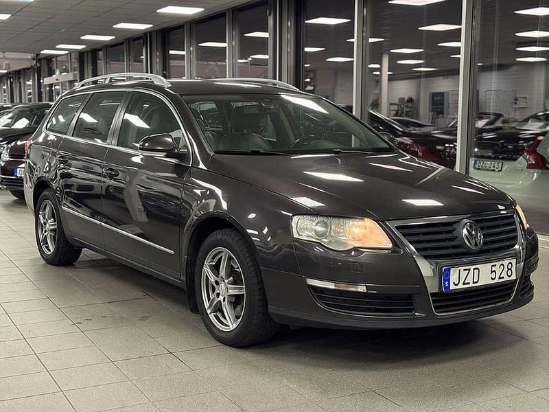 Brun Begagnad 2010 VW Passat Sportline Kombi | 49 900 kr (Marknadspris) - Bild 1/4