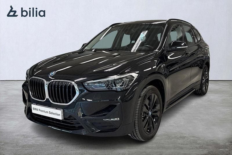 Svart (saphire svart) Begagnad 2022 BMW X1 Sport Line SUV | 329 900 kr (Marknadspris) - Bild 1/4