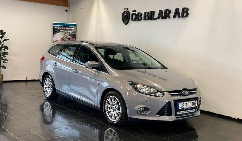 Grå Begagnad 2011 Ford Focus Titanium Kombi | 59 900 kr (Marknadspris) - Bild 1/4