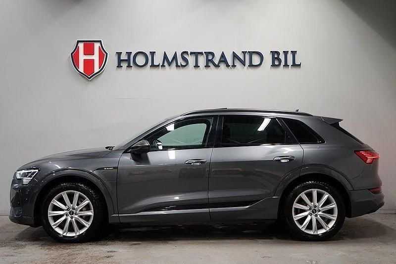 Grå Begagnad 2022 Audi e-tron S-Line SUV | 399 800 kr (Marknadspris) - Bild 1/4