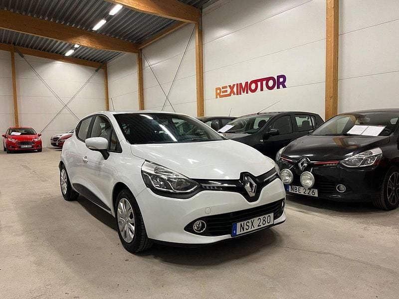 Vit Begagnad 2015 Renault Clio IV Halvkombi | 69 900 kr (Marknadspris) - Bild 1/4