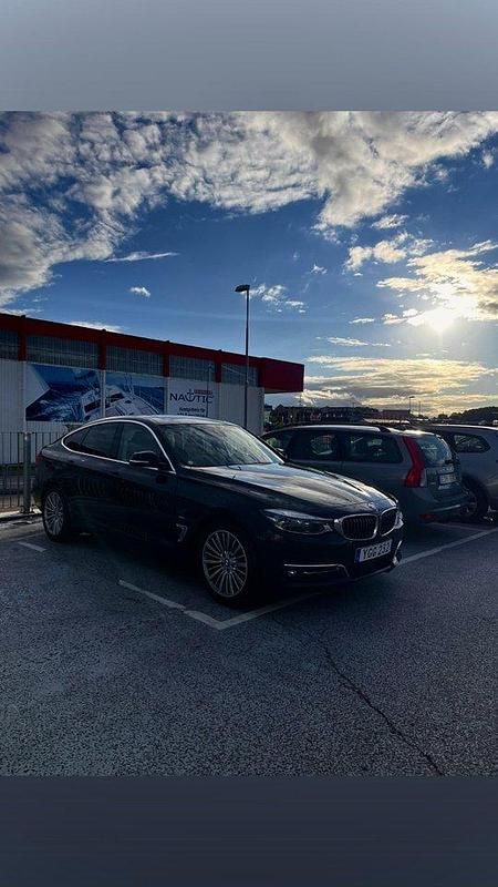 Svart Begagnad 2017 BMW 320 Gran Turismo Luxury Line Sedan | 265 000 kr (Marknadspris) - Bild 1/4
