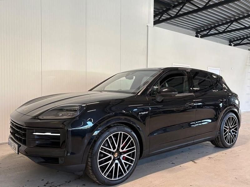 Begagnad Porsche Cayenne S E-Hybrid 520 HK (382 kW) 2024 Svart SUV