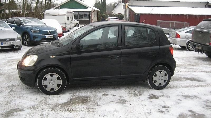 Svart Begagnad 2003 Toyota Yaris Halvkombi | 32 900 kr (Marknadspris) - Bild 1/3