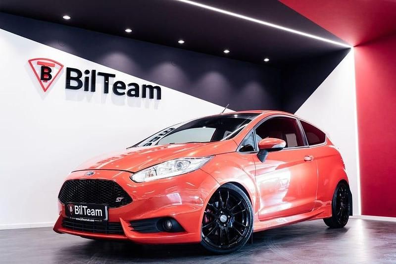 Begagnad Ford Fiesta ST 183 HK (134 kW) 2013 Orange Halvkombi