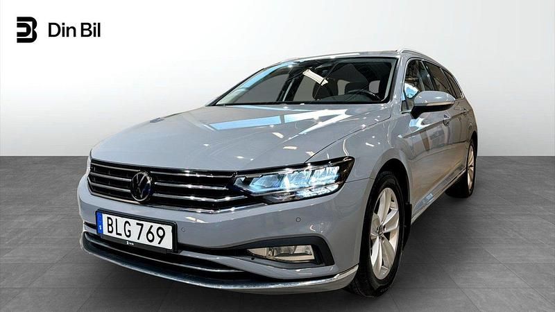 Grå Begagnad 2023 VW Passat Elegance Kombi | 359 900 kr (Marknadspris) - Bild 1/4