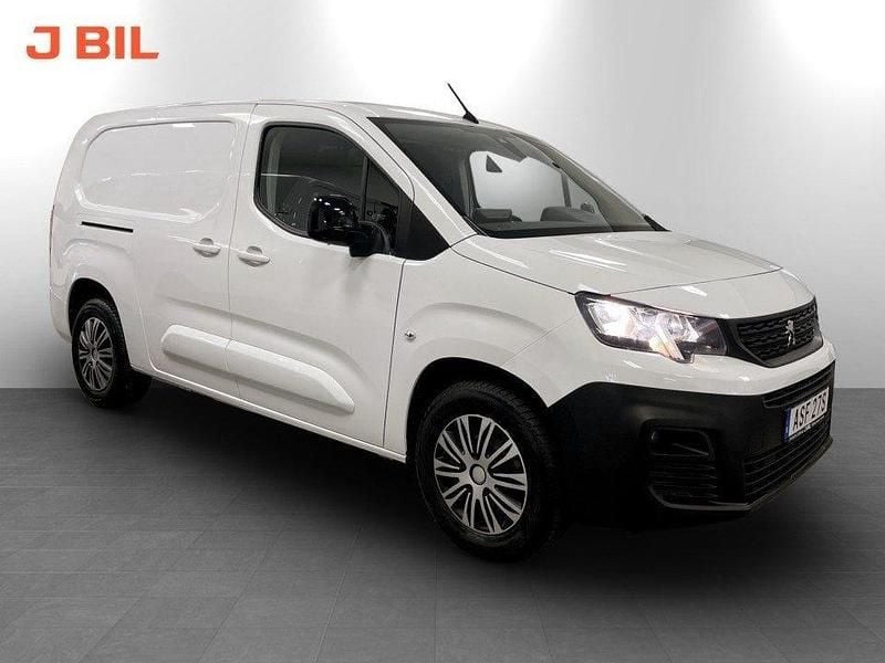 Vit kaolin Begagnad 2023 Peugeot E-Partner Minibuss | 312 375 kr (Marknadspris) - Bild 1/4