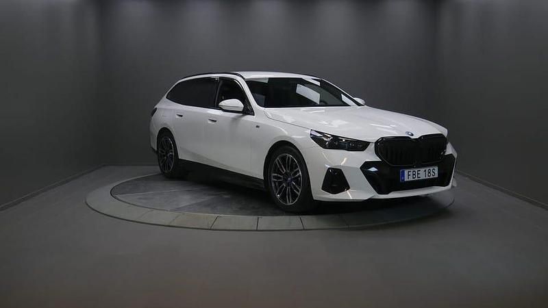 Vit Begagnad 2025 BMW 530 M Sport Kombi | 679 000 kr - Bild 1/4