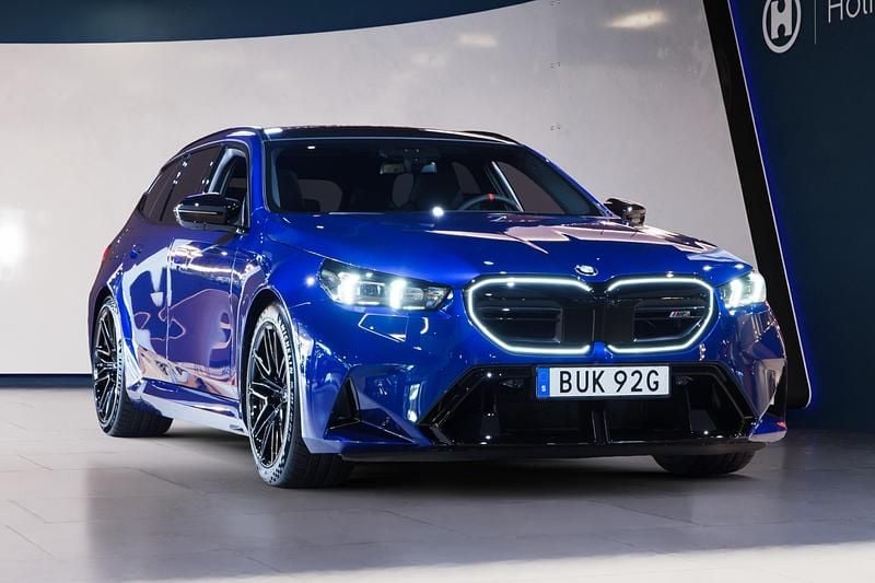 Ny BMW M5 Comfort Edition 728 HK (535 kW) 2025 Blå Kombi