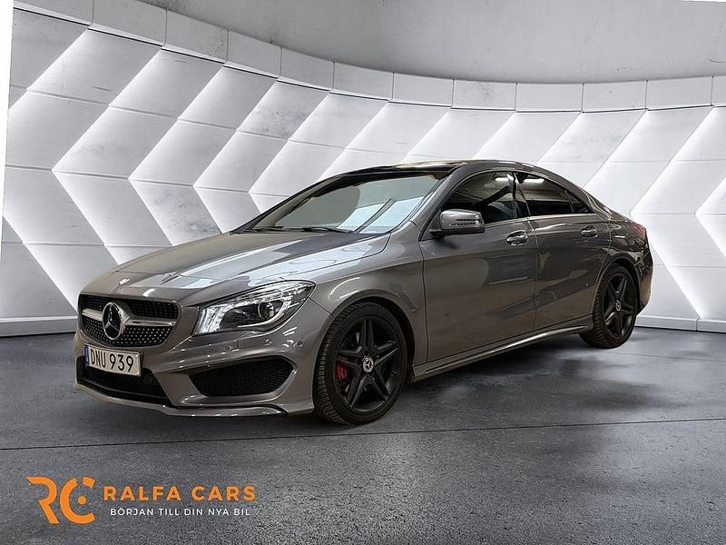 Mörkgrå Begagnad 2014 Mercedes CLA220 AMG Sedan | 184 800 kr (Marknadspris) - Bild 1/3