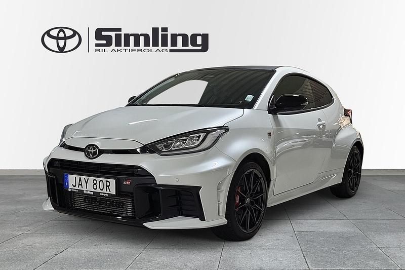 Vit Begagnad 2024 Toyota Yaris Premium Halvkombi | 549 900 kr (Dyr) - Bild 1/4