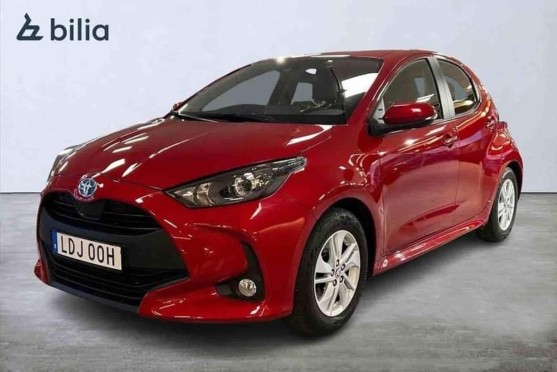 Röd Begagnad 2022 Toyota Yaris Hybrid Halvkombi | 219 900 kr (Marknadspris) - Bild 1/1