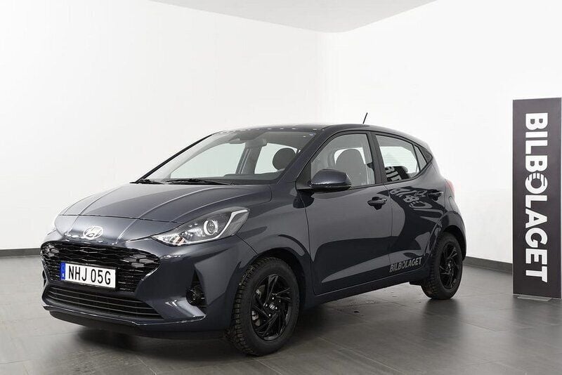 Grå Ny 2024 Hyundai i10 Halvkombi | 198 400 kr (Lite dyr) - Bild 1/4