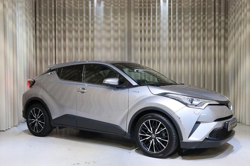 Mörkgrå (grå) Begagnad 2018 Toyota C-HR Executive SUV | 219 900 kr (Marknadspris) - Bild 1/4