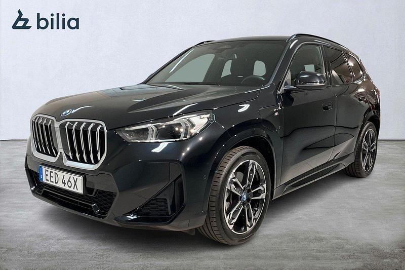 Svart (safirsvart metallic) Begagnad 2024 BMW X1 Efficient Dynamics SUV | 558 000 kr (Dyr) - Bild 1/4