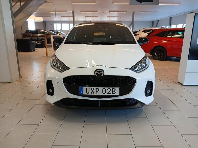 Vit Ny 2024 Mazda 2 Homura-Line Halvkombi | 322 400 kr (Marknadspris) - Bild 1/4