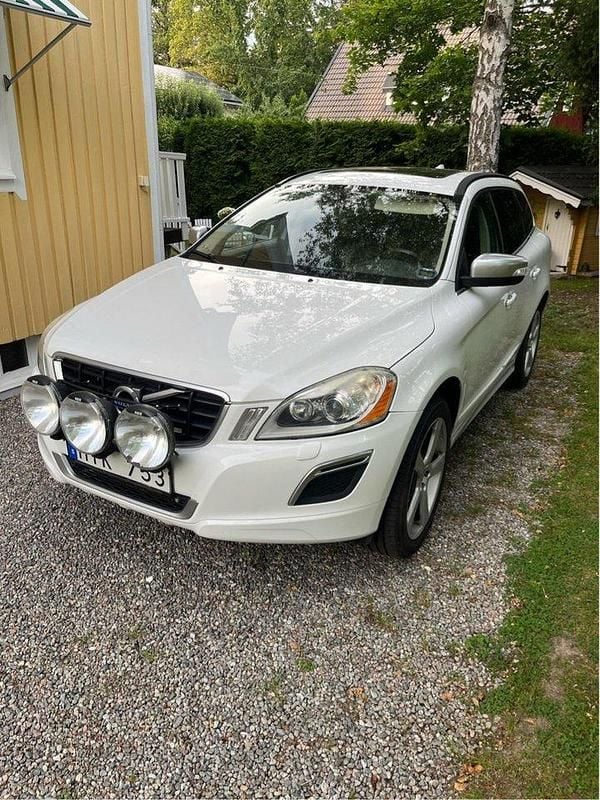 Vit Begagnad 2013 Volvo XC60 R-Design SUV | 100 000 kr (Superpris) - Bild 1/4