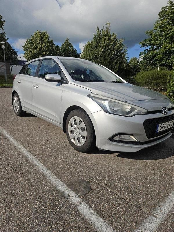 Silver Begagnad 2015 Hyundai i20 Comfort Halvkombi | 80 000 kr (Marknadspris) - Bild 1/4