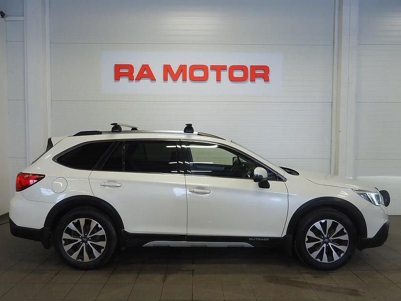 Begagnad Subaru Outback 175 HK (128 kW) 2017 Vit Kombi