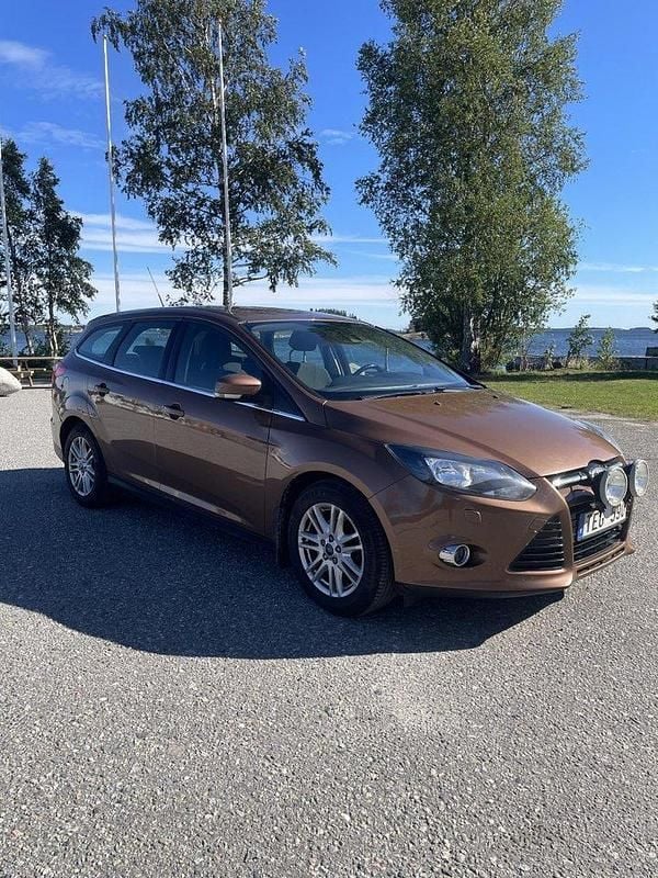 Brun Begagnad 2013 Ford Focus Kombi | 42 000 kr (Marknadspris) - Bild 1/4
