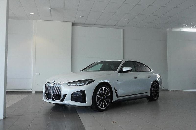 Vit (mineralvit metallic) Ny 2025 BMW i4 Efficient Dynamics Sedan | 697 100 kr (Bra pris) - Bild 1/4
