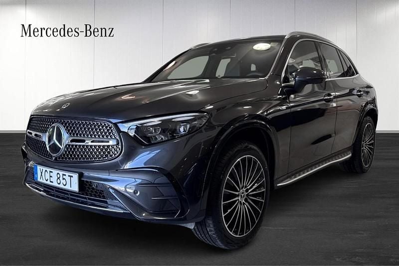 Grå (grey) Begagnad 2025 Mercedes GLC300e Premium SUV | 839 900 kr - Bild 1/4