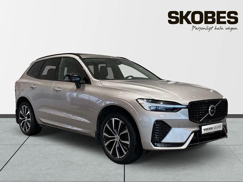 Ljusgrå (grå) Begagnad 2023 Volvo XC60 Plus SUV | 409 900 kr (Lite dyr) - Bild 1/4