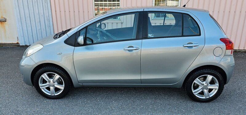 Grå Begagnad 2010 Toyota Yaris Halvkombi | 49 900 kr (Lite dyr) - Bild 1/4