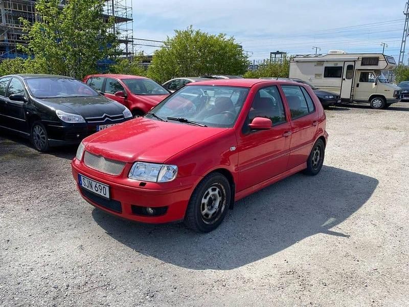 Röd Begagnad 2001 VW Polo Comfortline Halvkombi | 16 500 kr (Marknadspris) - Bild 1/4
