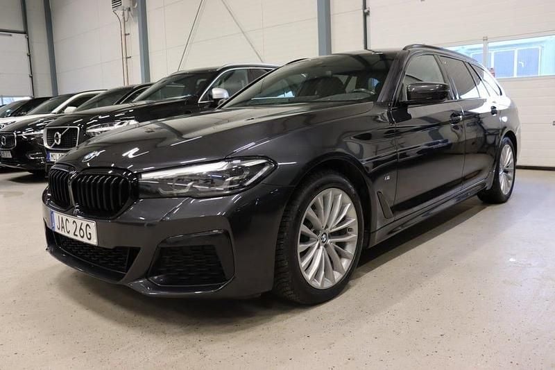 Grå Begagnad 2022 BMW 520 M Sport Kombi | 439 900 kr (Superpris) - Bild 1/4