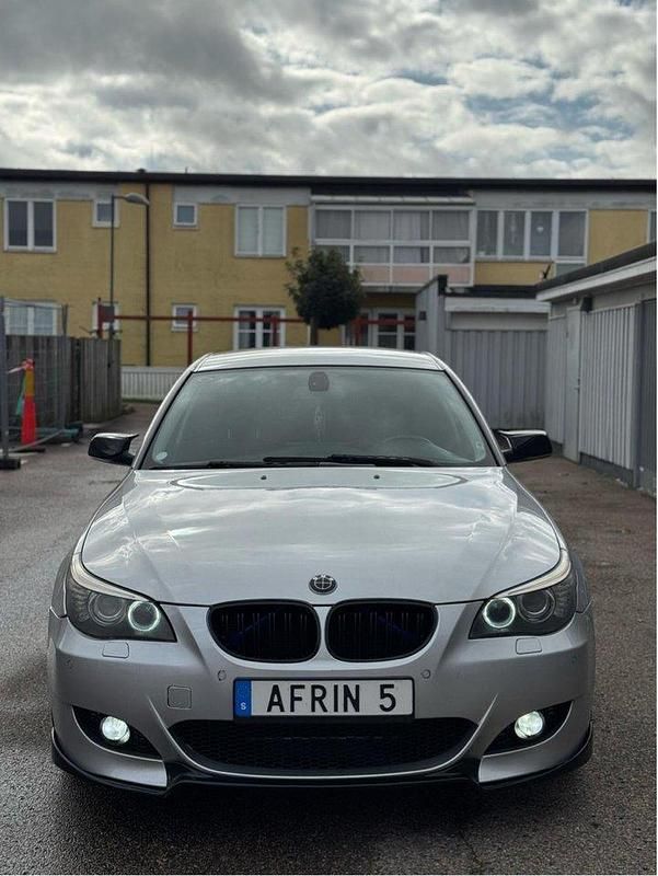 Grå Begagnad 2007 BMW 525 Sedan | 65 000 kr (Lite dyr) - Bild 1/4