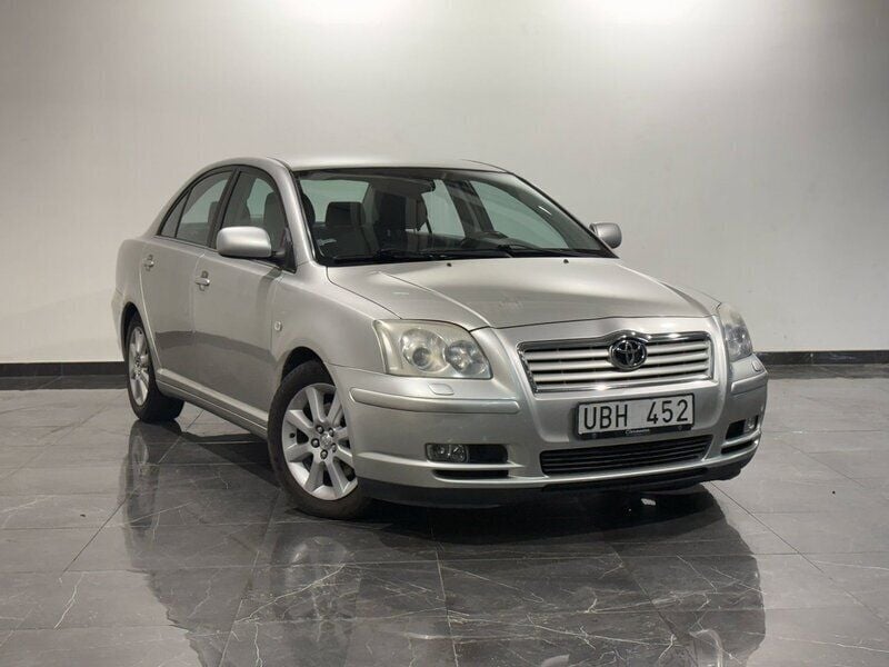 Silver Begagnad 2003 Toyota Avensis Sedan | 45 000 kr (Marknadspris) - Bild 1/4