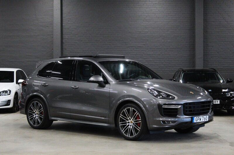 Mörkgrå (meteor grey metallic) Begagnad 2016 Porsche Cayenne GTS Sport SUV | 459 900 kr - Bild 1/4