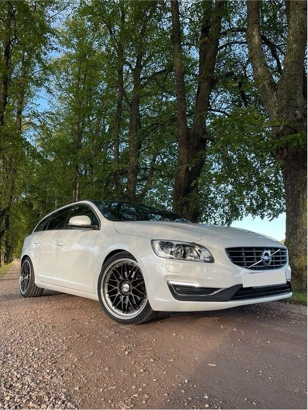 Vit Begagnad 2016 Volvo V60 Momentum Kombi | 155 000 kr (Bra pris) - Bild 1/4
